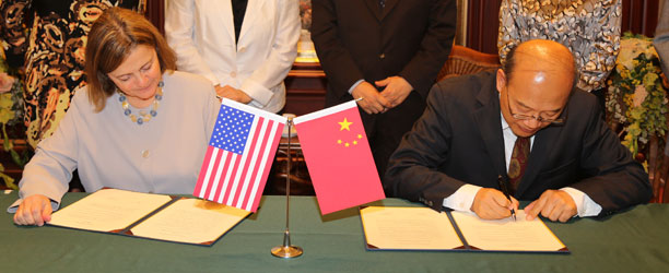 Presidents Bottomly and Wang sign memo of agreement 