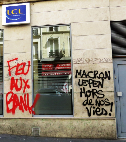 Side of building with graffiti in French