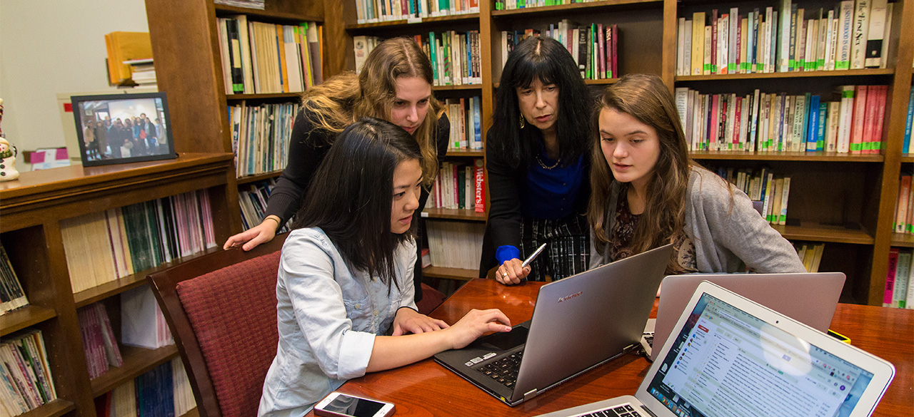 NSF Grant Enables Social Science Research Professor Rosanna Hertz and her student researchers. From left, Jamie Yang ’17, Rebecca Schwarz ’16, Hertz, and Jackie McGrath ’17.