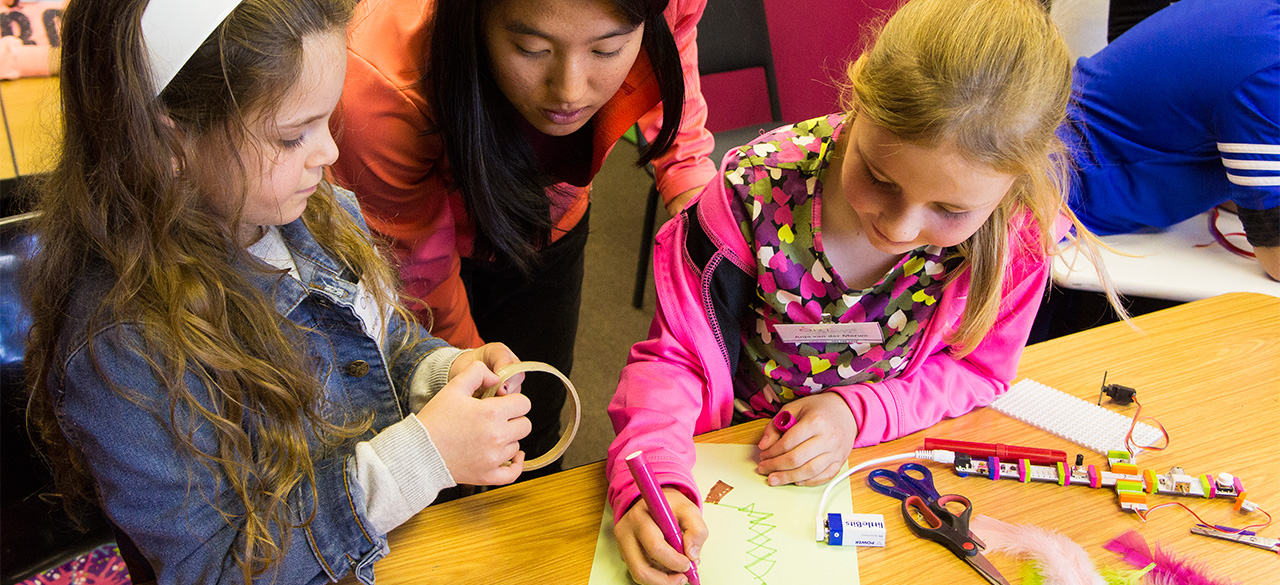 Veronica Lin '15 works with Girls in Robotics Camp in South Africa 