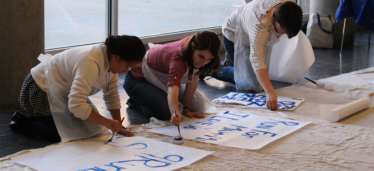 Scream Tunnel Preparations Underway for 2016 Boston Marathon Wellesley students create signs for the 2016 Boston Marathon Scream Tunnel