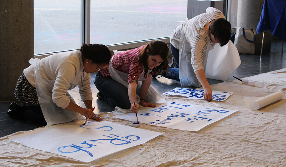 Scream Tunnel Preparations Underway for 2016 Boston Marathon Wellesley students create signs for the 2016 Boston Marathon Scream Tunnel
