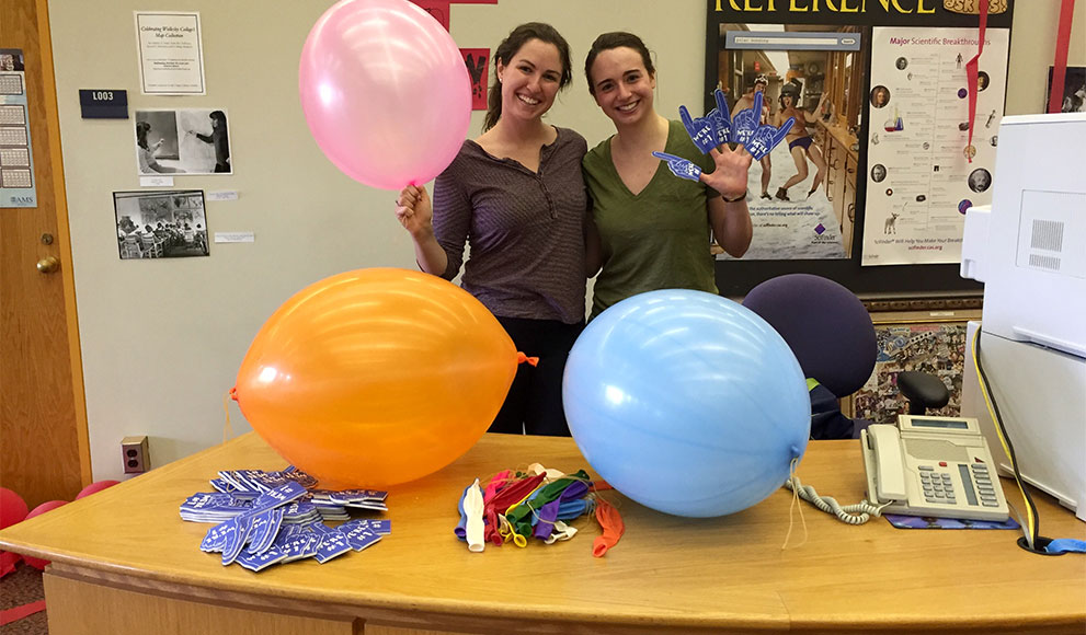 Wellesley SMiLES Delivers Fun Hannah Ruebeck '16 and Anne Dickinson Meltz '16, founders of Wellesley SMiLES