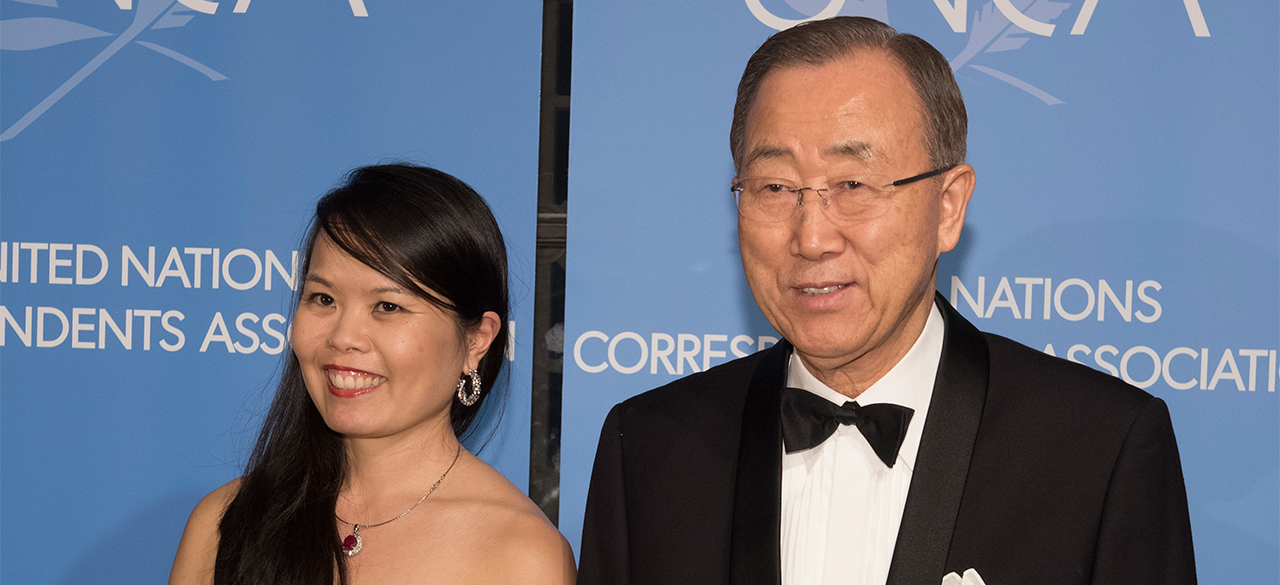 Amy Yee '96 Wins Third United Nations Correspondents Association Award Amy Yee '96 with Ban Ki Moon at UNCA Awards
