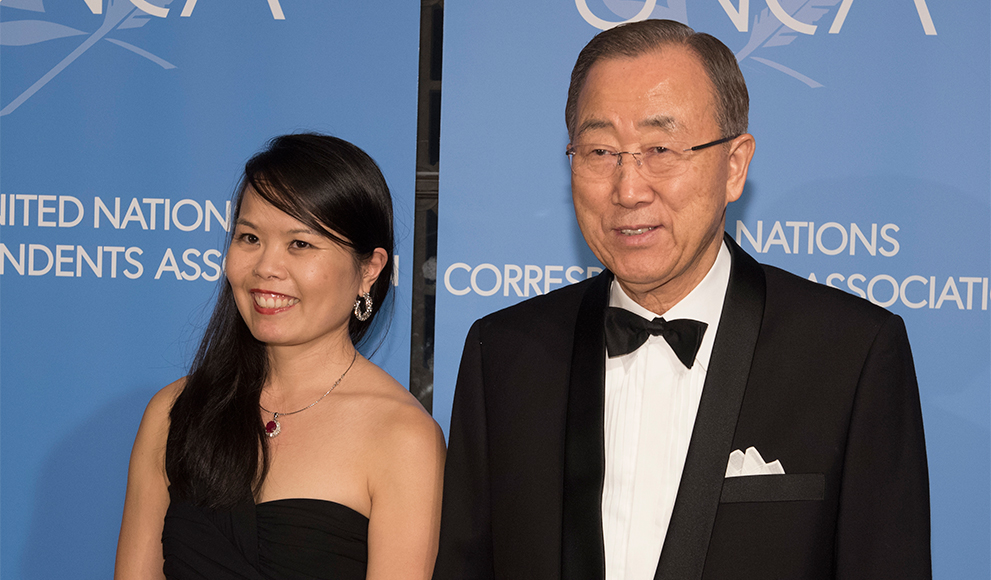 Amy Yee '96 Wins Third United Nations Correspondents Association Award Amy Yee '96 with Ban Ki Moon at UNCA Awards