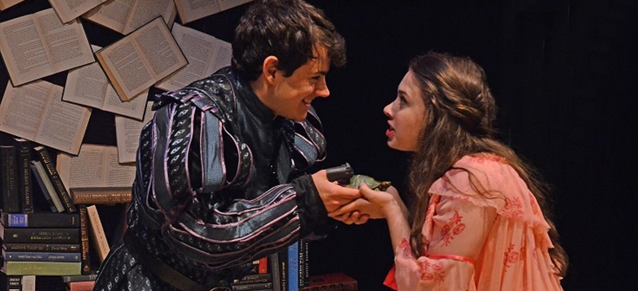 Goodnight Desdemona (Good Morning Juliet) MacMillan Leslie and Lillian Odekirk '18 in Wellesley Repertory Theatre's production of Goodnight Desdemona (Good Morning Juliet)