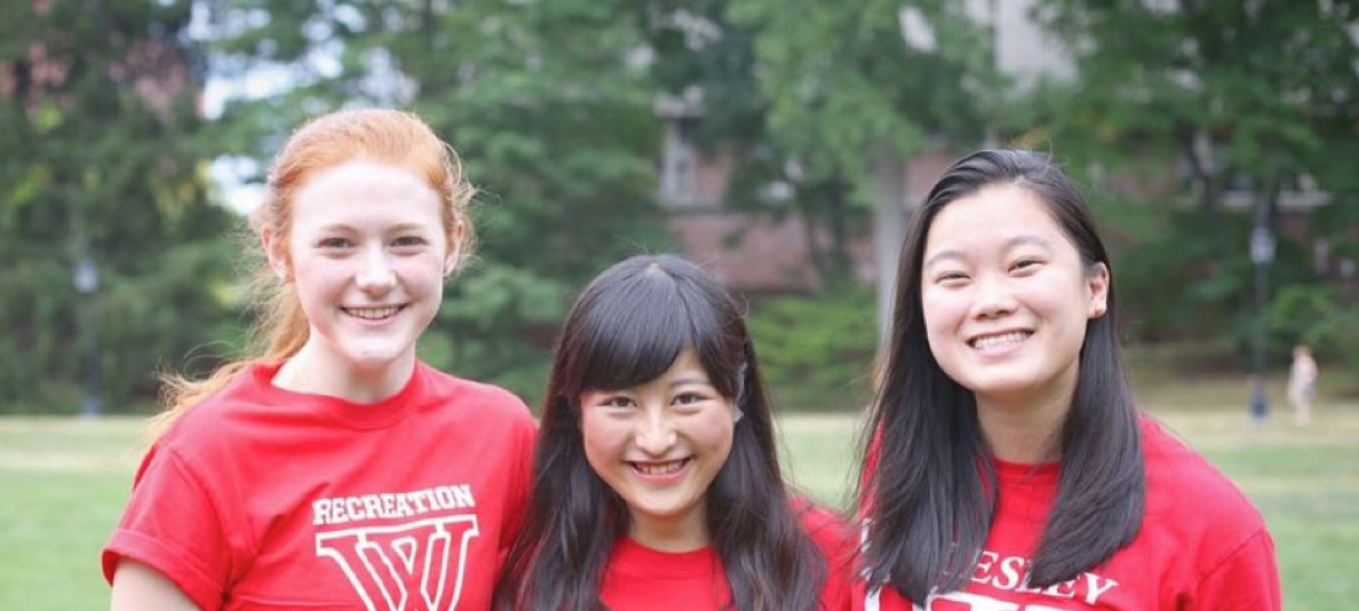 Kaori Hayashi with her friends on campus