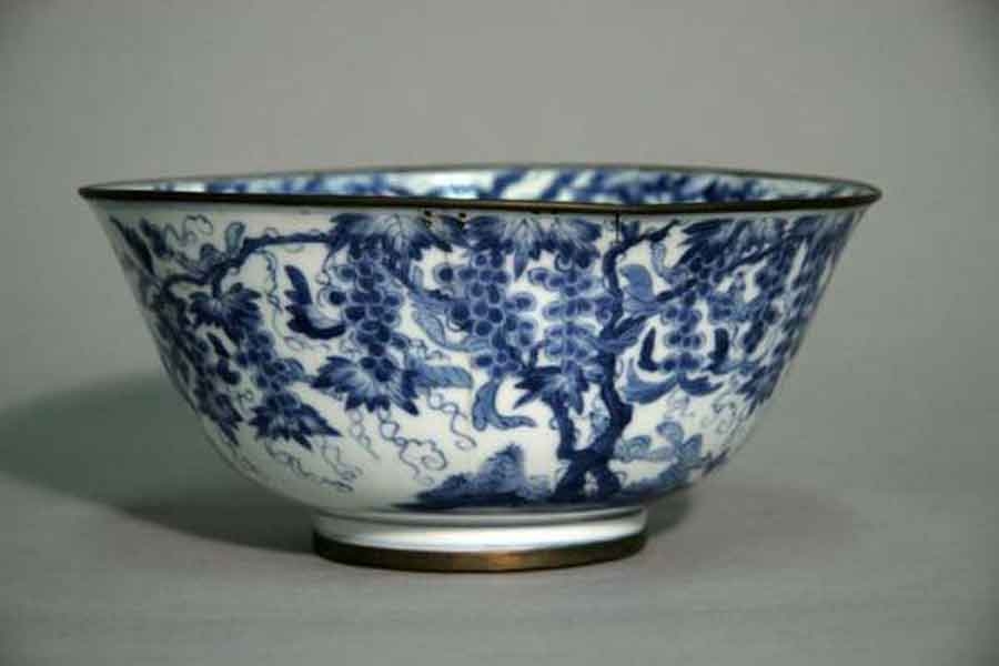 image of a porcelain bowl with blue illustration on it 