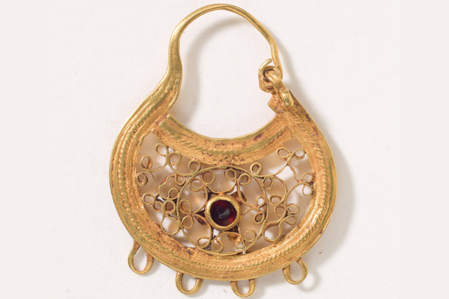 Earring made of gold and garnet