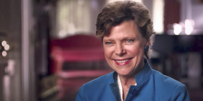 Wellesley Community Remembers Award-Winning Journalist Cokie Roberts ’64 Cokie Roberts sits in an interview chair