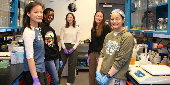 Senior Snapshot, the Seniors in the Klepac-Ceraj Lab: “Our lab community is strong because of them” Anika Luo ’23, Annelle Abatoni Kayisire ’23, Caroline MacVicar ’23, Deniz Uzun ’23, Cassie Potter ’23 in their lab space.