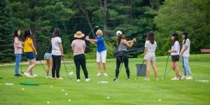 Wellesley’s Contemporary Women’s Leadership Program Inspires Young Women Leslie Andrews ’82, director of the Nehoiden Golf Club, leads a golf lesson with undergraduate students in a summer program.