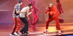 Controversy at the Latin Grammys: Why Was Reggaetón Slighted? Musicians perform on stage.