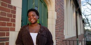 Senior Spotlight, Kayla Bobb ’23: Art History “Opened Up Something That Was a Little Bit Buried In Me” Kayla Bobb stands in front of a campus building and smiles at the camera.