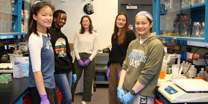 Senior Snapshot, the Seniors in the Klepac-Ceraj Lab: “Our lab community is strong because of them” Anika Luo ’23, Annelle Abatoni Kayisire ’23, Caroline MacVicar ’23, Deniz Uzun ’23, Cassie Potter ’23 in their lab space.