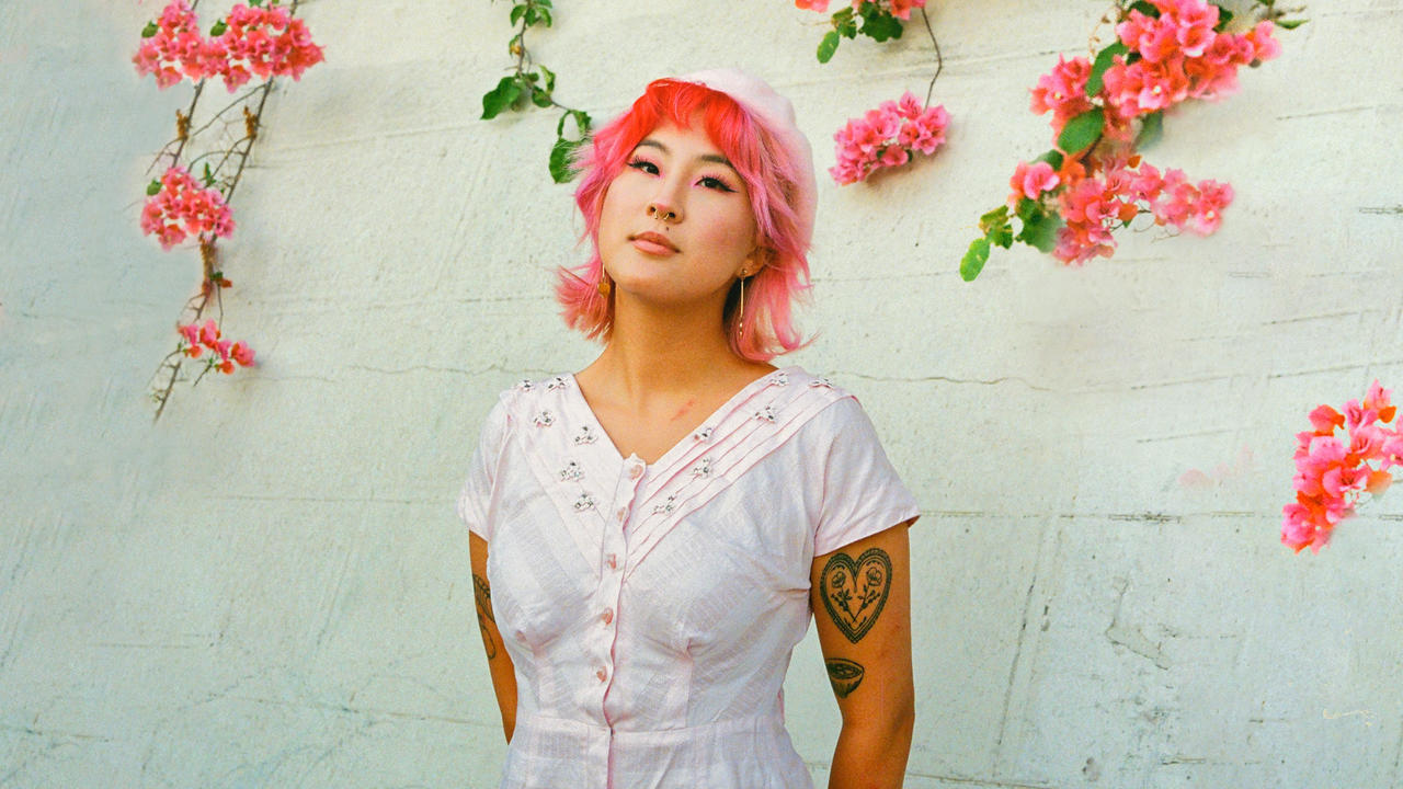 Jamie Chen ’21 in thrifted outfit.