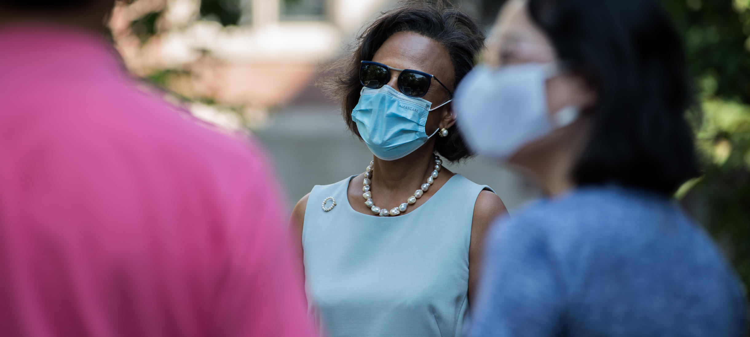 Picture of President Paula Johnson, parents, move-in day